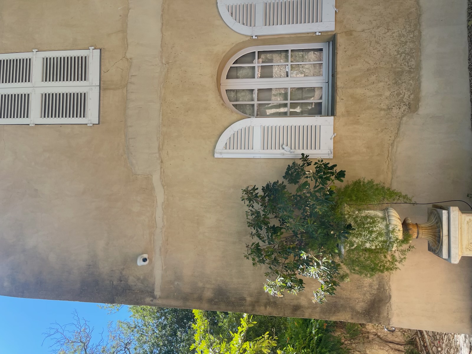Caméra de vidéosurveillance posée en façade d'une propriété à Lorgues